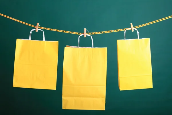 녹색 바탕에 노란색 선물 가방 쇼핑 — 스톡 사진