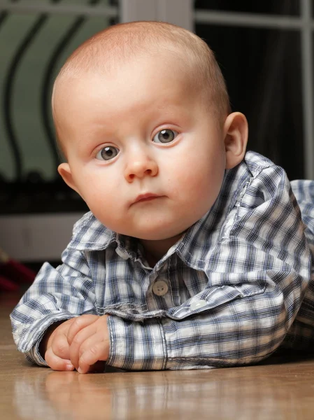 6 meses niño sentado en el suelo — Foto de Stock