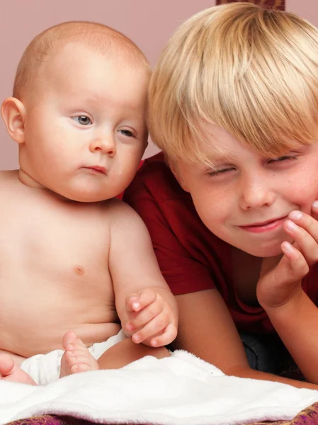 Kleine jongen speelt met een broer — Stockfoto