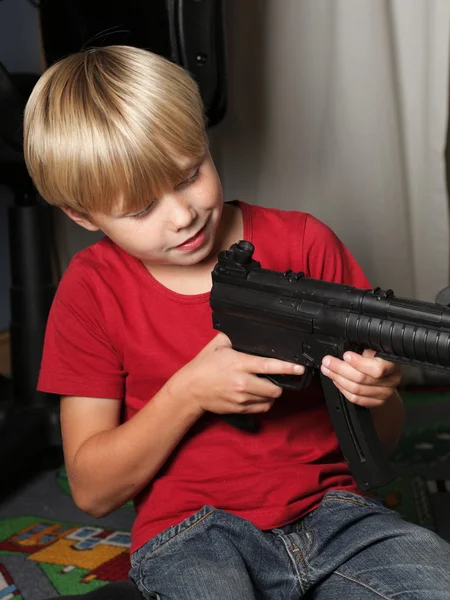 Niño guerrero, soldado, disparando — Foto de Stock