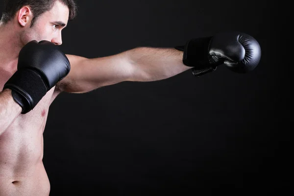 在工作室黑暗的背景中纵向运动员拳击手 — 图库照片