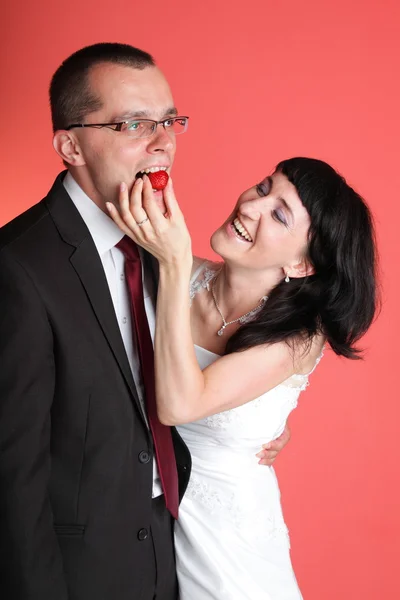 Boldog mosolygó menyasszony és a vőlegény — Stock Fotó