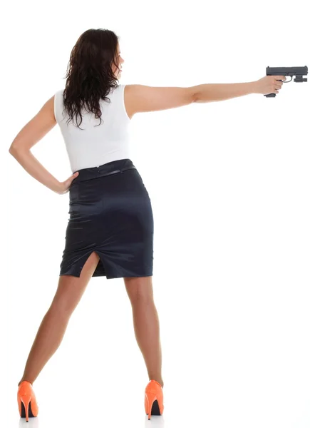 Młoda brunetka kobieta z pistoletu na białym tle — Zdjęcie stockowe