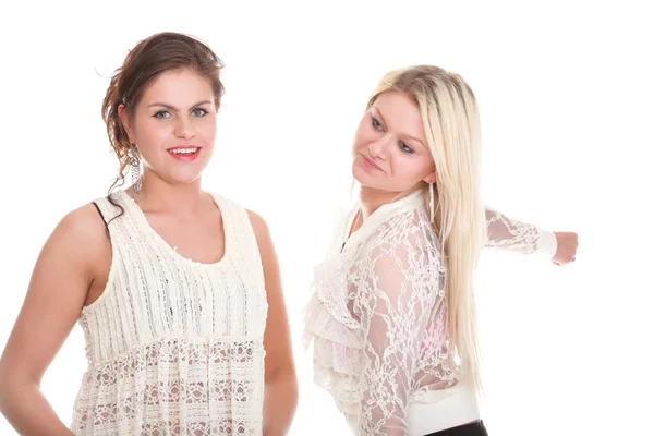 Retrato de duas mulheres sorridente meninas compras isolado branco — Fotografia de Stock