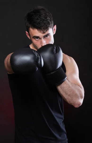 Portret sportowca bokser w ciemnym tle studio — Zdjęcie stockowe