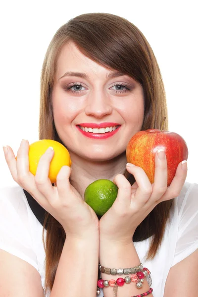 果物や野菜を持つ若い笑みを浮かべて女性ホワイト バック グラウンド — ストック写真