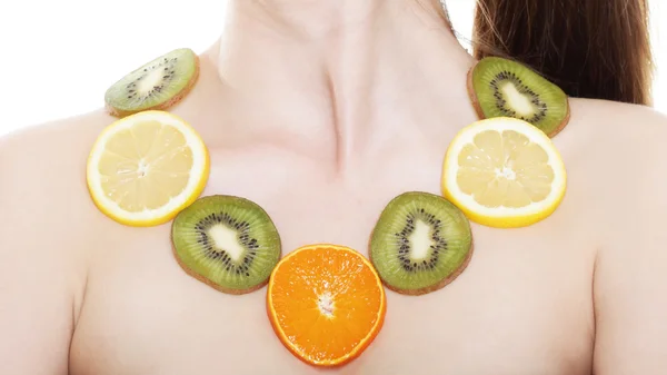 Vrouw met vruchten en groenten witte achtergrond — Stockfoto