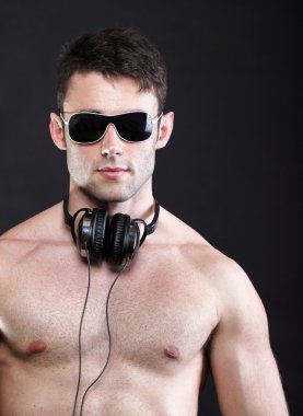 yakışıklı bir adam üzerinde kulaklık müzik dinlemek