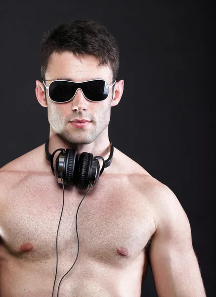 Красивий чоловік слухає музику на навушниках — стокове фото
