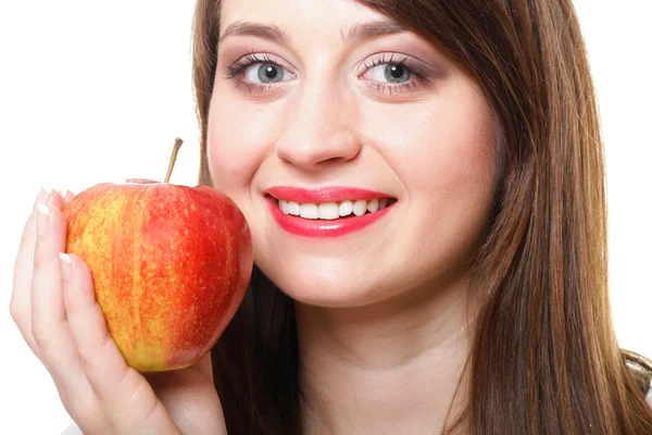 Joven mujer sonriente con frutas — Foto de Stock