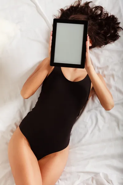 Dívka s tabletu touchpad — Stock fotografie