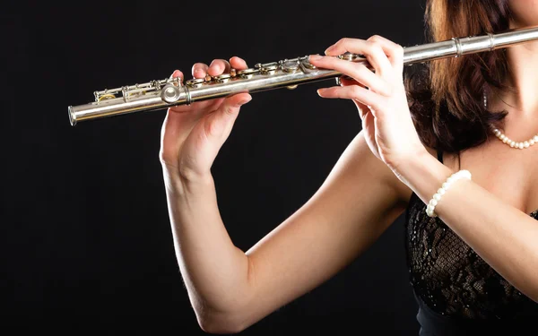 Arte. Mãos de músico flaustista flutista tocando flauta — Fotografia de Stock