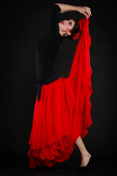 Baile. Chica española en falda roja bailando flamenco — Foto de Stock