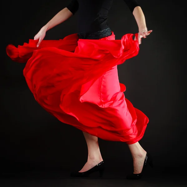 Dança. Saia vermelha na dançarina dançando flamenco — Fotografia de Stock