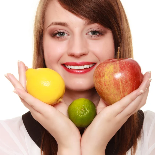 Dieta saludable y nutrición. Chica sosteniendo frutas . — Foto de Stock