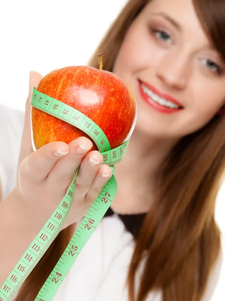 Dieta. dziewczyna trzyma jabłko z środka taśmy — Zdjęcie stockowe