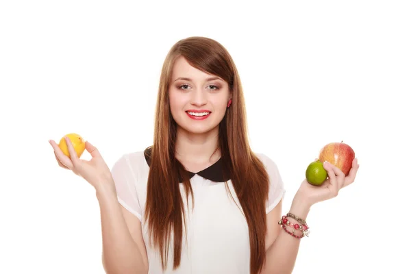 Gezonde voeding en voeding. meisje bedrijf vruchten. — Stockfoto