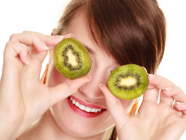 Meisje die betrekking hebben op ogen met kiwi tropisch fruit — Stockfoto