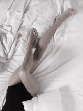 Yatak odasında seksi kadın bacakları