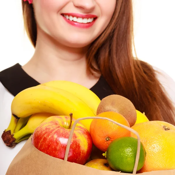 Bakkal. Kağıt alışveriş çantası ile kadın elinde meyve — Stok fotoğraf
