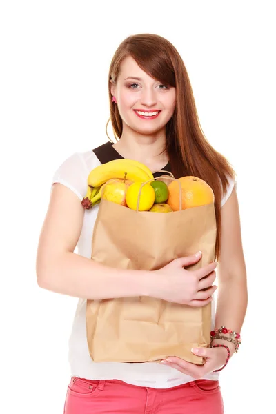 A mercearia. Menina segurando saco de compras de papel com frutas — Fotografia de Stock