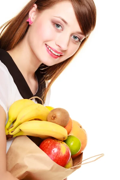 A mercearia. Menina segurando saco de compras de papel com frutas — Fotografia de Stock