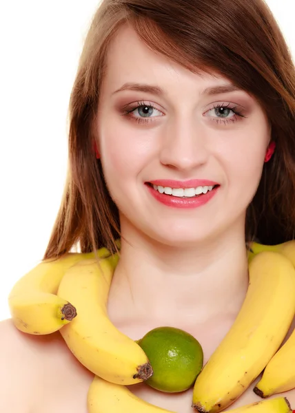 Диета. Девушка с ожерельем из бананов фрукты изолированы — стоковое фото
