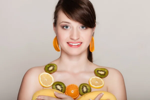 ไดเอท ผู้หญิงที่มีสร้อยคอของผลไม้ซิตรัสสด — ภาพถ่ายสต็อก