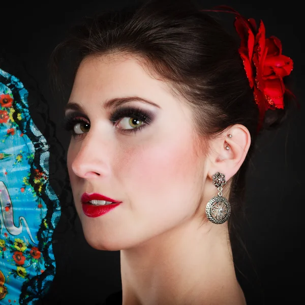 Портрет испанской танцовщицы фламенко с веером — стоковое фото
