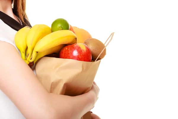 Παντοπωλείο. χαρτί shopping bag με φρούτα στα γυναικεία χέρια — Φωτογραφία Αρχείου