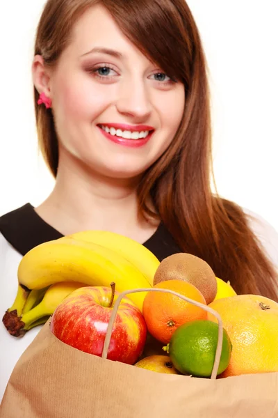 Kruidenier. meisje houdt van papier boodschappentas met fruit — Stockfoto