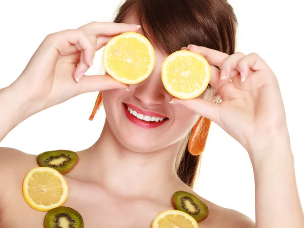 Meisje in fruit ketting die betrekking hebben op ogen met citroen — Stockfoto