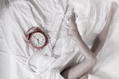 seksi kadın bacakları ile saat yatak yatak odasında