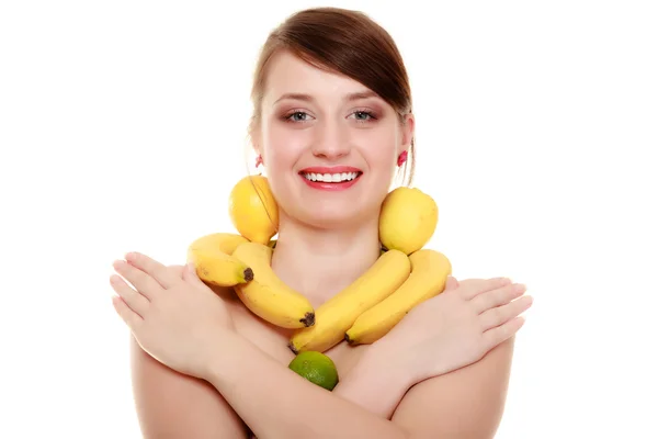 Диета. Девушка с фруктовым ожерельем и серьгами — стоковое фото