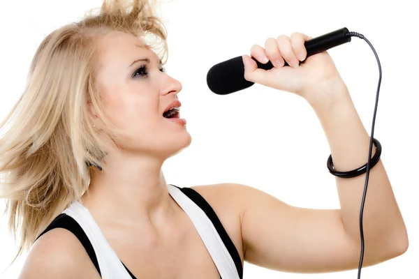 Cantante ragazza che canta al microfono isolato su bianco . — Foto Stock