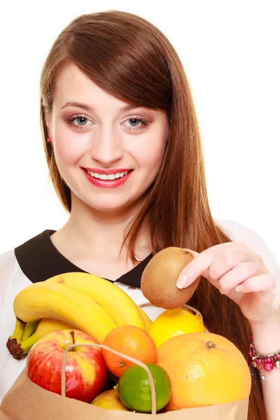 Livsmedelsbutiker. flicka håller shoppingväska med frukter — Stockfoto