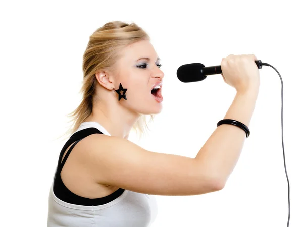 Κορίτσι τραγουδιστής τραγούδι μικρόφωνο που απομονώνονται σε λευκό. — Φωτογραφία Αρχείου