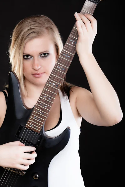 Música rock. Menina músico tocando na guitarra elétrica — Fotografia de Stock