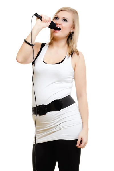Musik. flicka sångare musiker sjunger till mikrofon — Stockfoto
