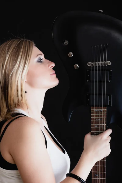 Rocková hudba. dívka hudebník kytarista s elektrická kytara — Stock fotografie