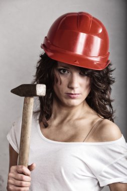 Çekiç aracı tutan güvenlik kask seksi kız