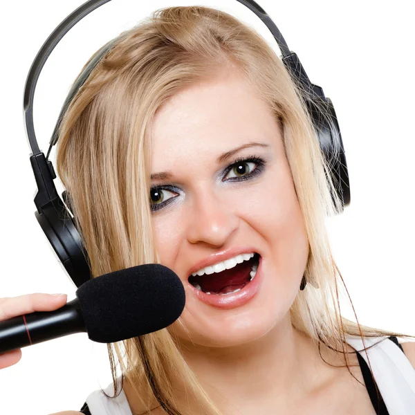 Chica cantante músico con auriculares cantando al micrófono —  Fotos de Stock