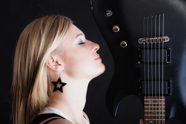 Música rock. Menina músico guitarrista com guitarra elétrica — Fotografia de Stock