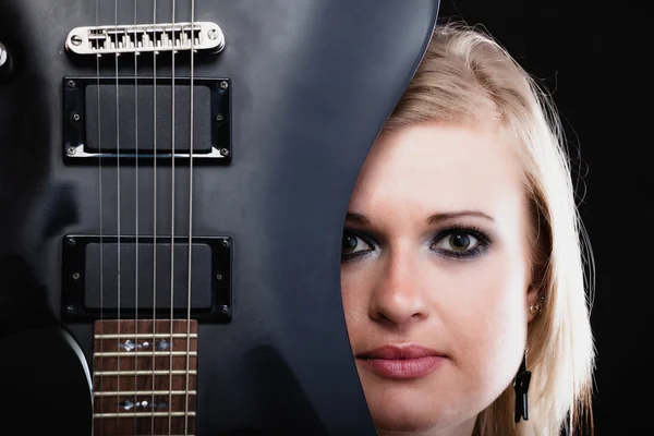 Rock-muziek. meisje musicus gitarist met elektrische gitaar — Stockfoto