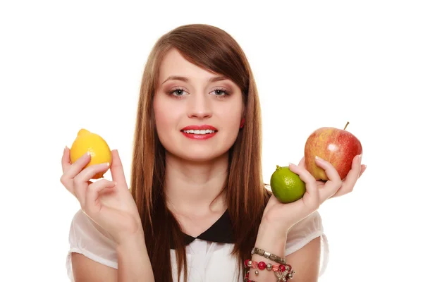 Sağlıklı bir diyet ve beslenme. kızı tutan meyve. — Stok fotoğraf