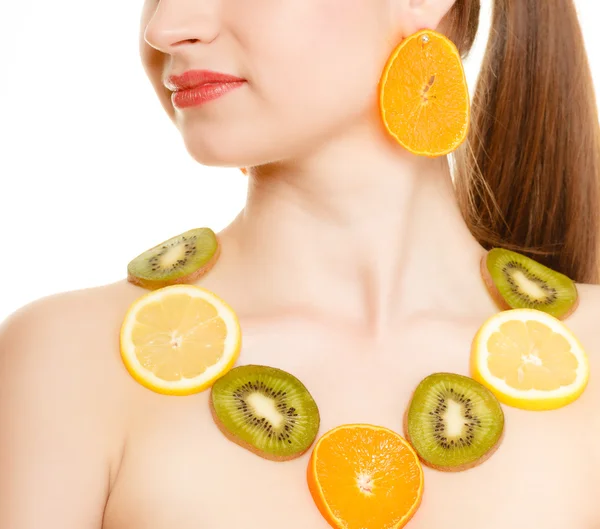 Dieet. meisje met ketting van verse citrusvruchten geïsoleerd — Stockfoto