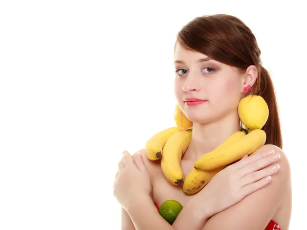 Диета. Девушка с фруктовым ожерельем и серьгами — стоковое фото