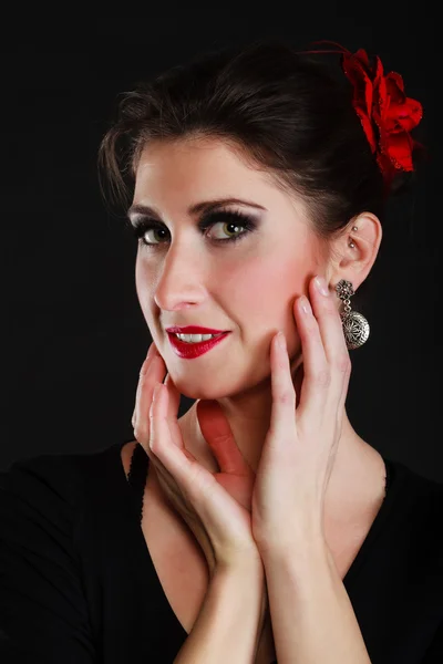 Portrét Španělkou flamenco tanečník na černém pozadí — Stock fotografie