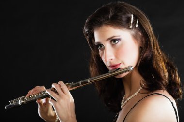 Sanat. kadın flütçü flütçü oynarken flüt. müzik.