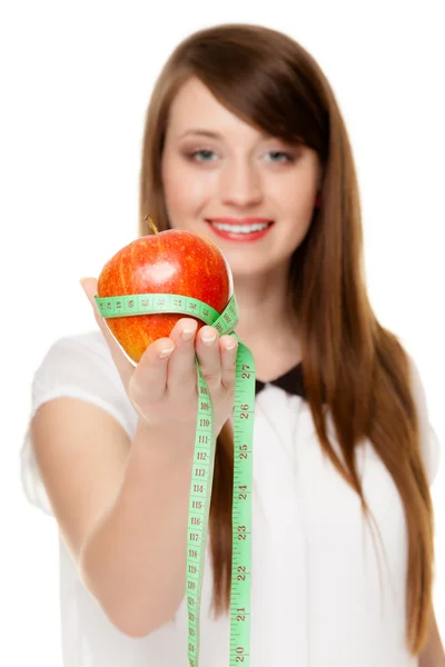 Diet. flicka håller apple med åtgärd tejp — Stockfoto